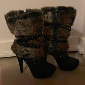 Fur detailed boots